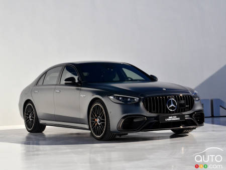 La Mercedes-AMG S63 E Performance 2023 se dévoile sous le chaud soleil espagnol
